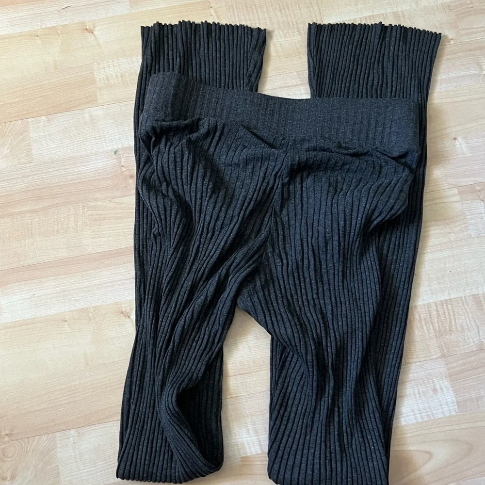 Cale‎ grey ribbed flare leggings